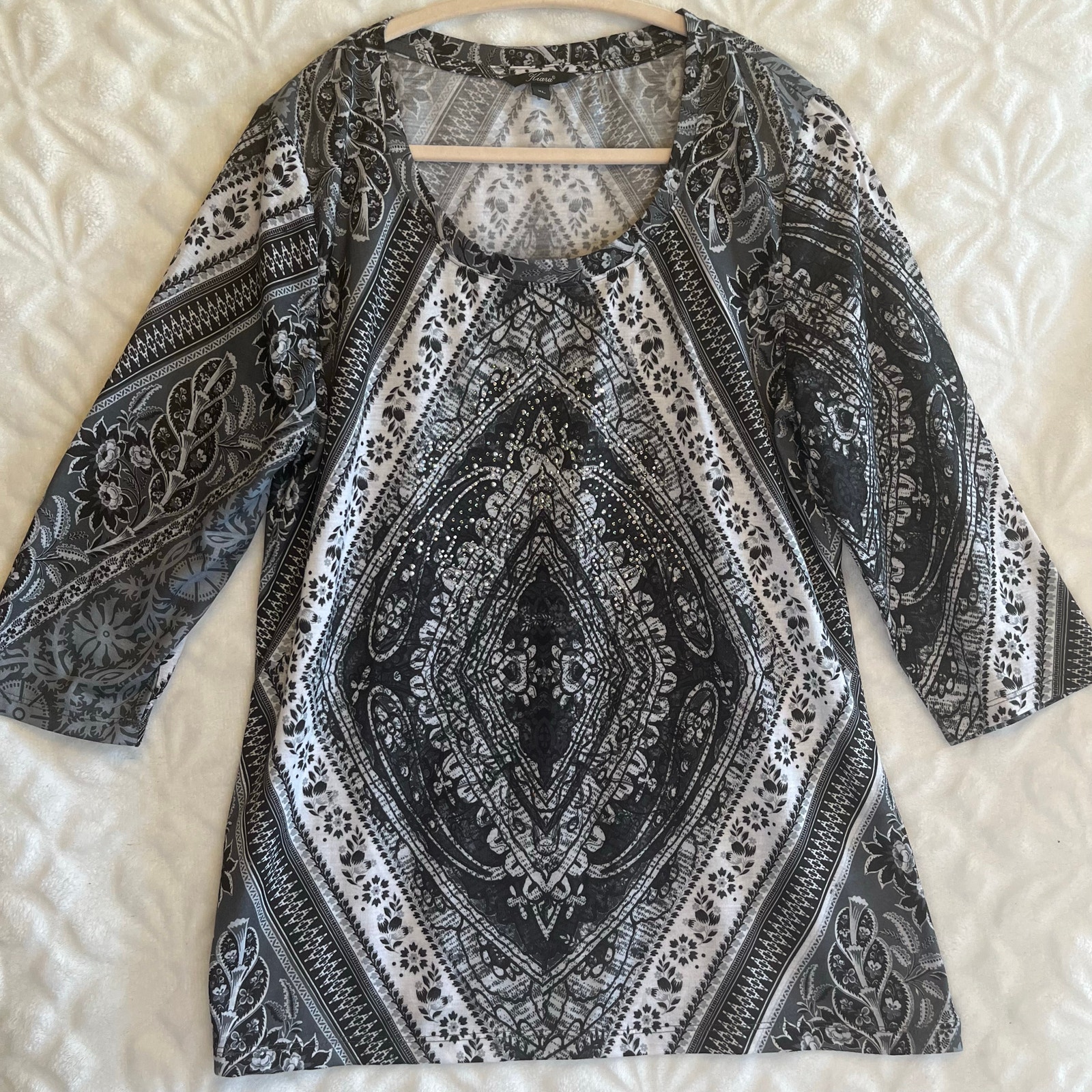 Kiara Black And White Rhinestoned Top Diamond Floral Pattern Preowned Excellent